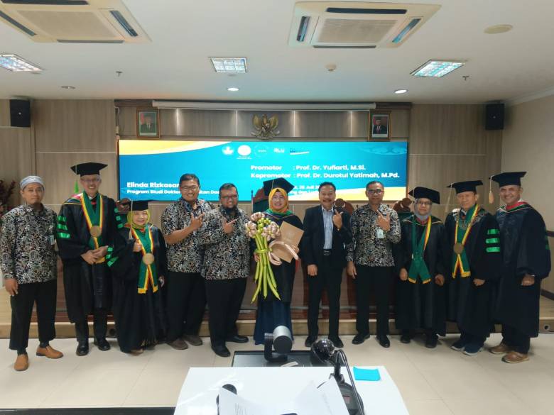 Profesor Sutoyo, Rektor Unisri Surakarta, Hadiri Sidang Terbuka Disertasi Elinda Rizkasari di Universitas Negeri Jakarta